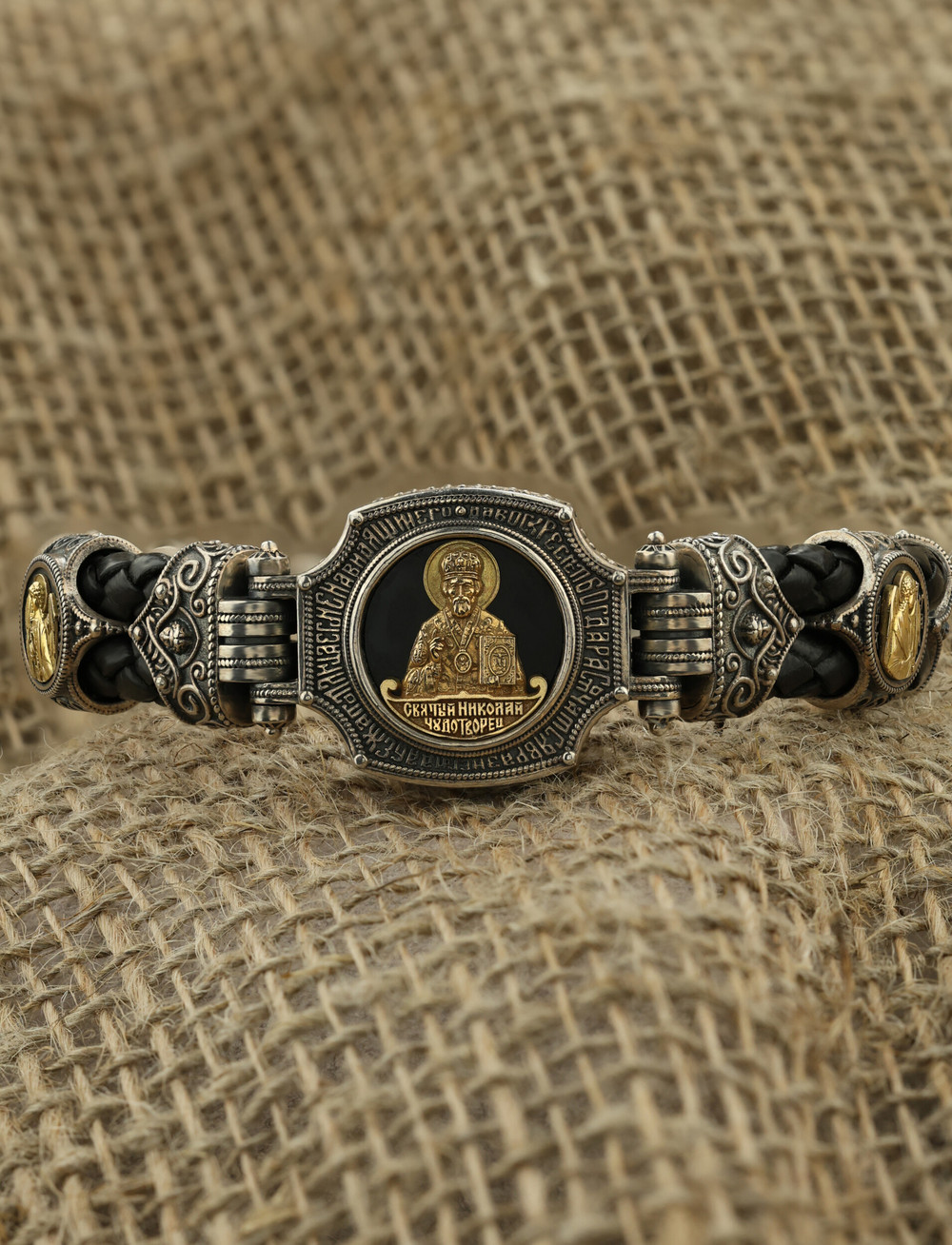 Браслет из серебра и золота c кожаным шнурком и ониксом