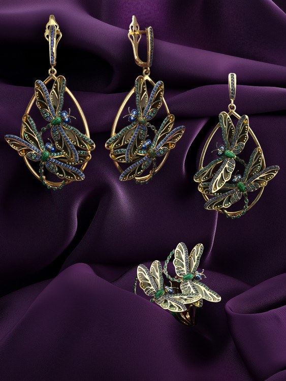 Серьги из лимонного золота c сапфиром, изумрудом и эмалью