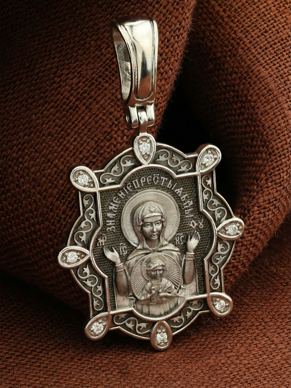 Образок из белого золота c бриллиантами