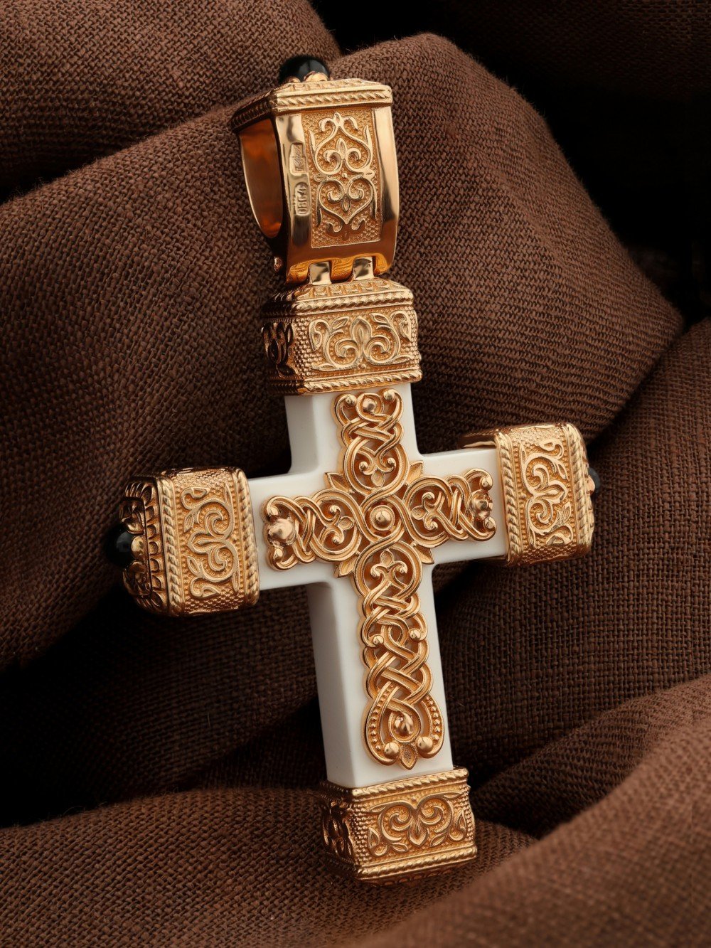 Крест из золота c эмаль , ониксом и бивнем мамонта