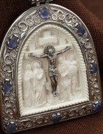 Образок из белого золота 585 пробы c эмалью, сапфиром и бивнем мамонта