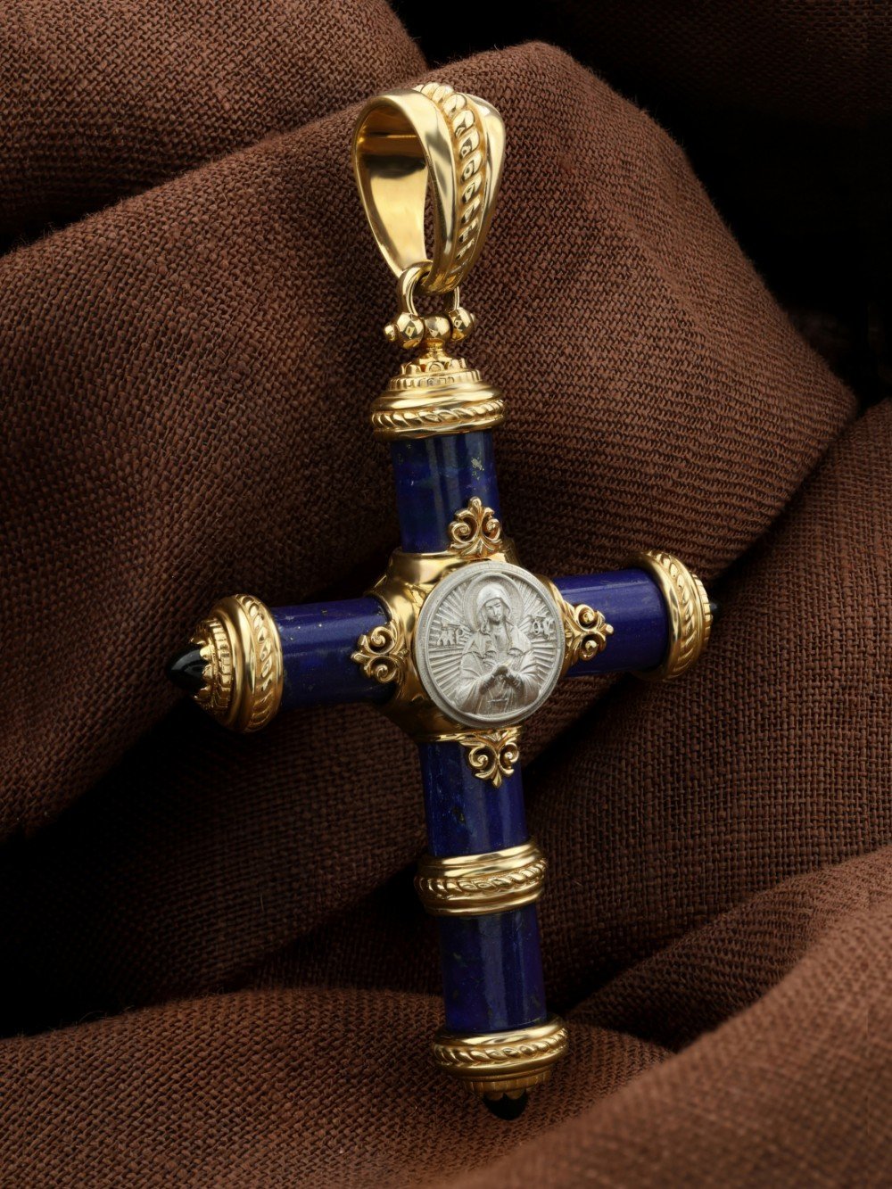 Крест из лимонного золота c ониксом и лазуритом