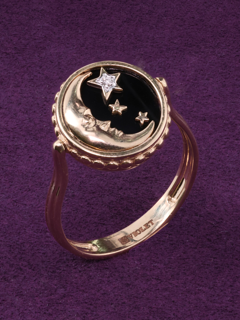 Кольцо из золота c бриллиантами, ониксом и перламутром