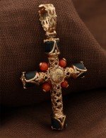 Крест из золота 585 пробы c ониксом и кораллом