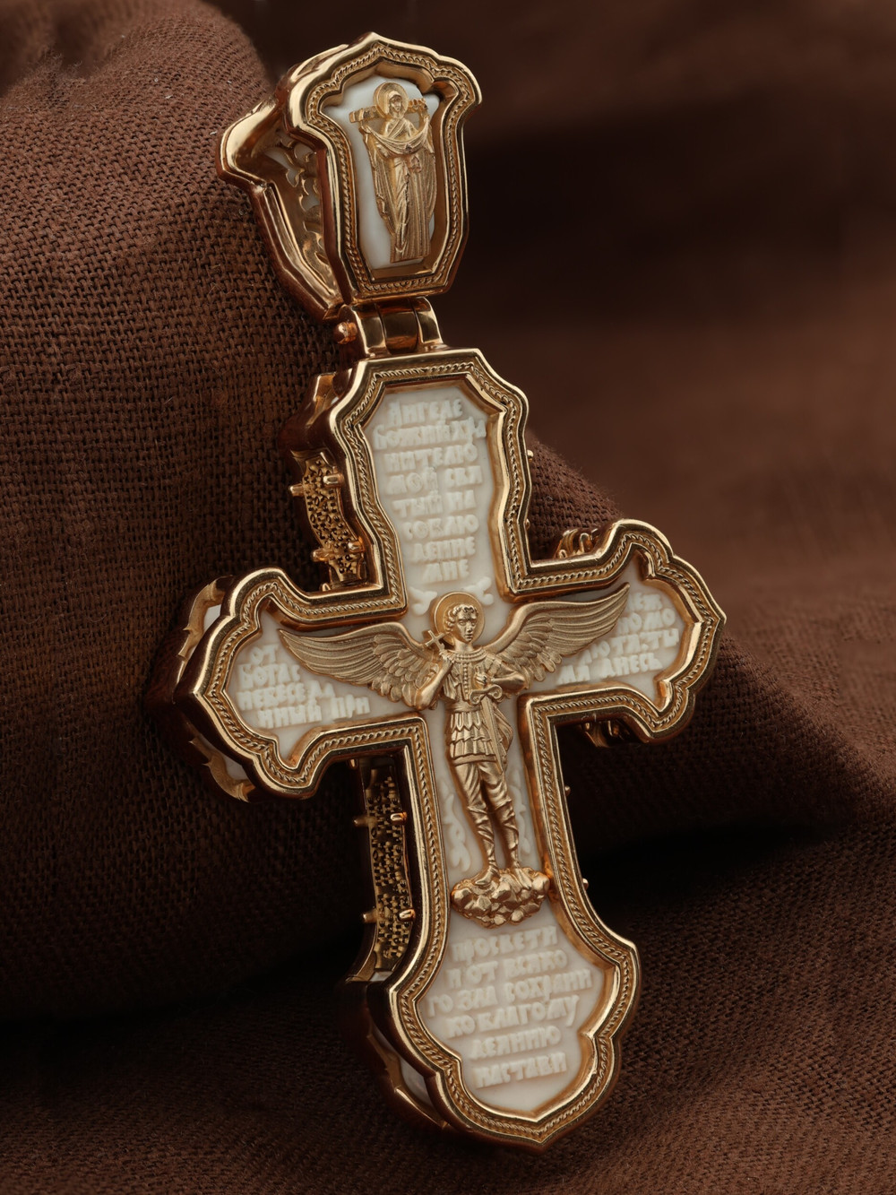 Крест из золота c бивнем мамонта