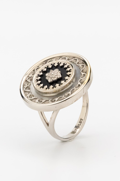 Кольцо из белого золота c ониксом и перламутром