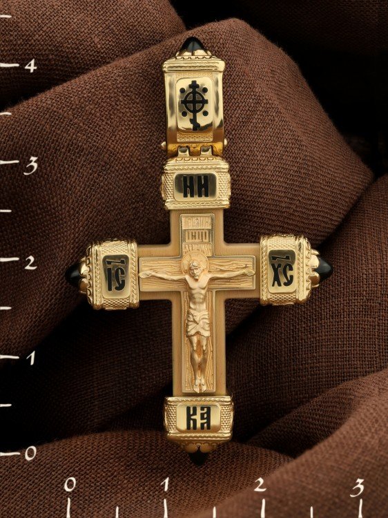 Крест из лимонного золота c эмаль , ониксом и деревом груши