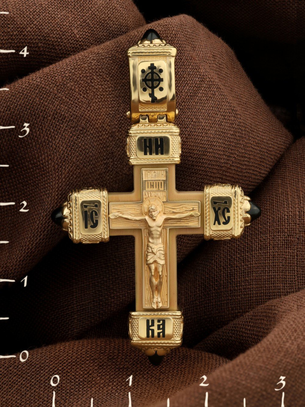 Крест из лимонного золота c эмаль , ониксом и деревом груши