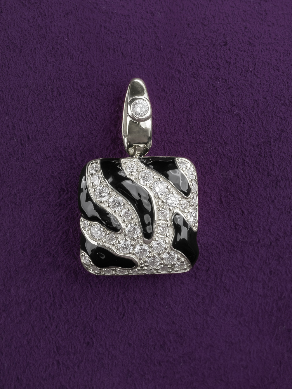 Подвеска из белого золота c эмаль и бриллиантами