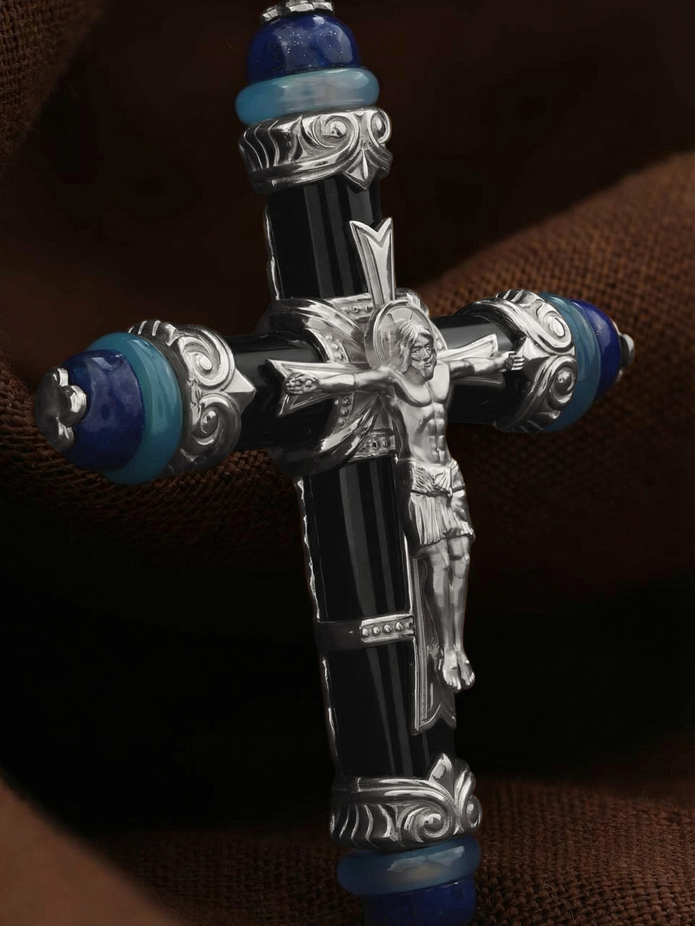 Крест из белого золота c ониксом, агатом и лазуритом