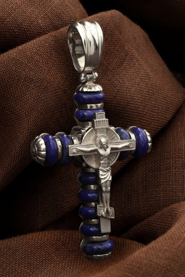 Крест из белого золота c лазуритом