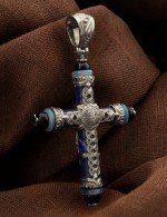 Крест из белого золота 585 пробы c ониксом, агатом и лазуритом