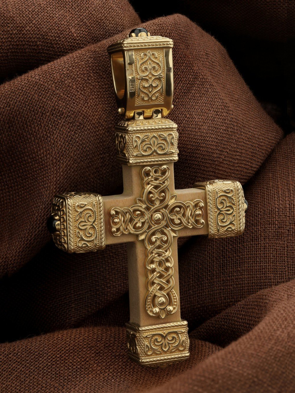 Крест из лимонного золота c эмаль , ониксом и деревом груши