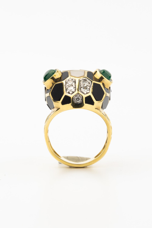 Кольцо из лимонного золота c бриллиантами, рубином, ониксом, малахитом и перламутром