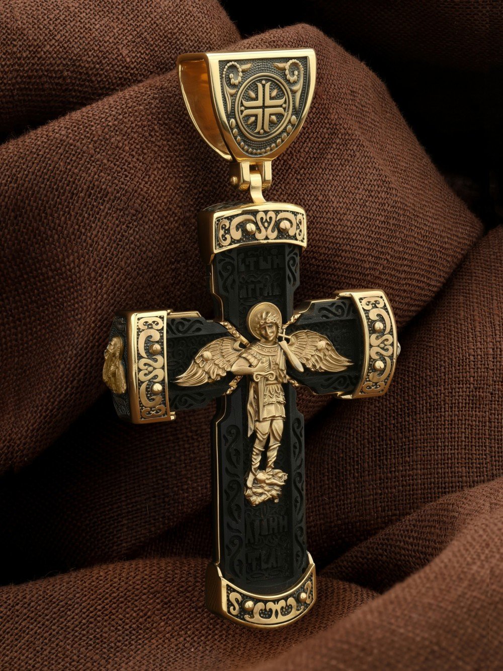 Крест из лимонного золота c эбеновым деревом