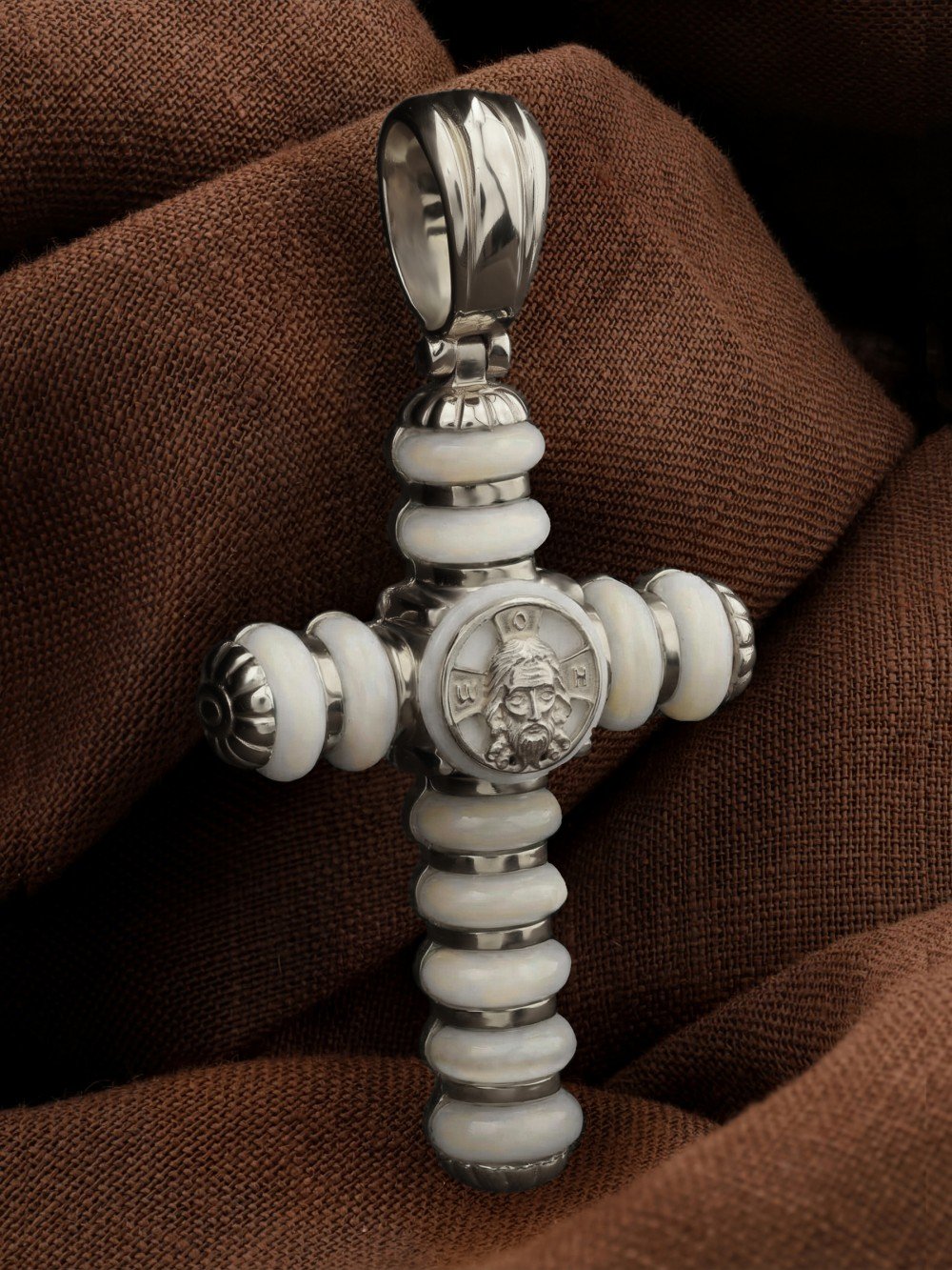 Крест из белого золота c кахолонгом