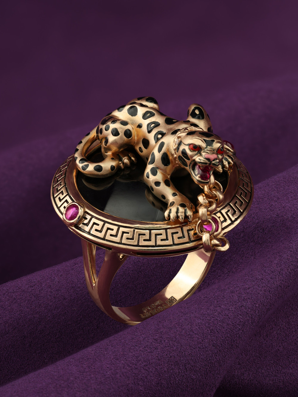 Кольцо из золота c эмаль , ониксом и рубином