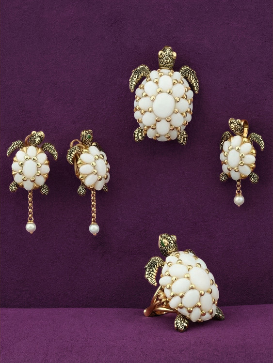 Подвеска из лимонного золота c эмаль , жемчугом и бивнем мамонта