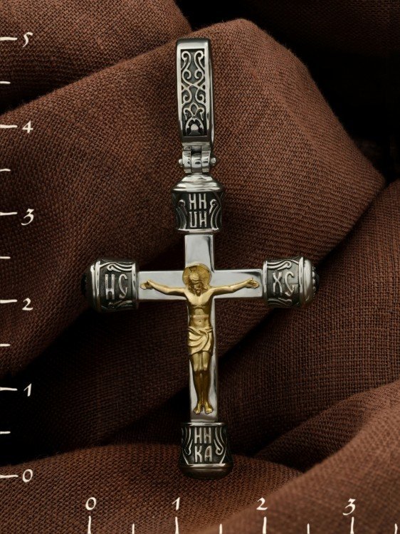 Крест из белого золота c ониксом