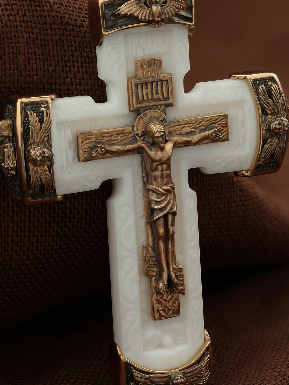 Крест из золота c бивнем мамонта