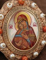 Образок из золота 585 пробы c эмалью, жемчугом, кораллом и перламутром