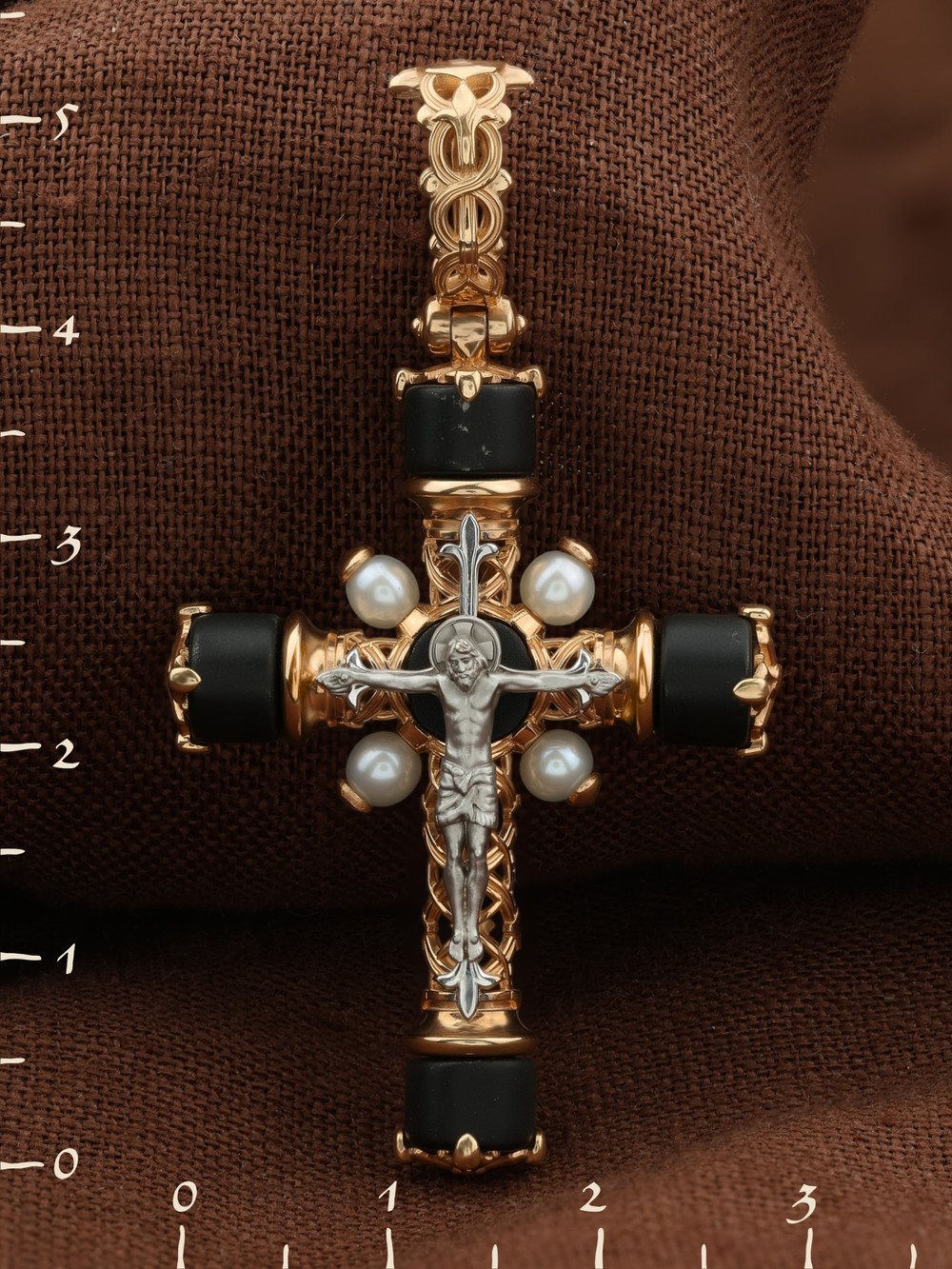 Крест из золота c жемчугом и ониксом