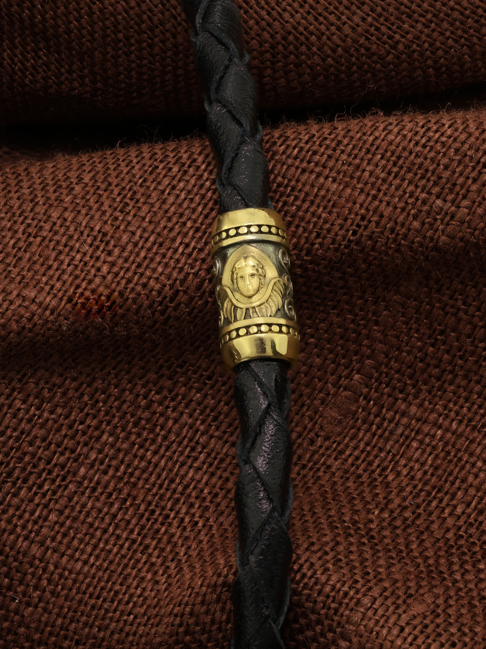 Браслет из лимонного золота c кожаным шнурком