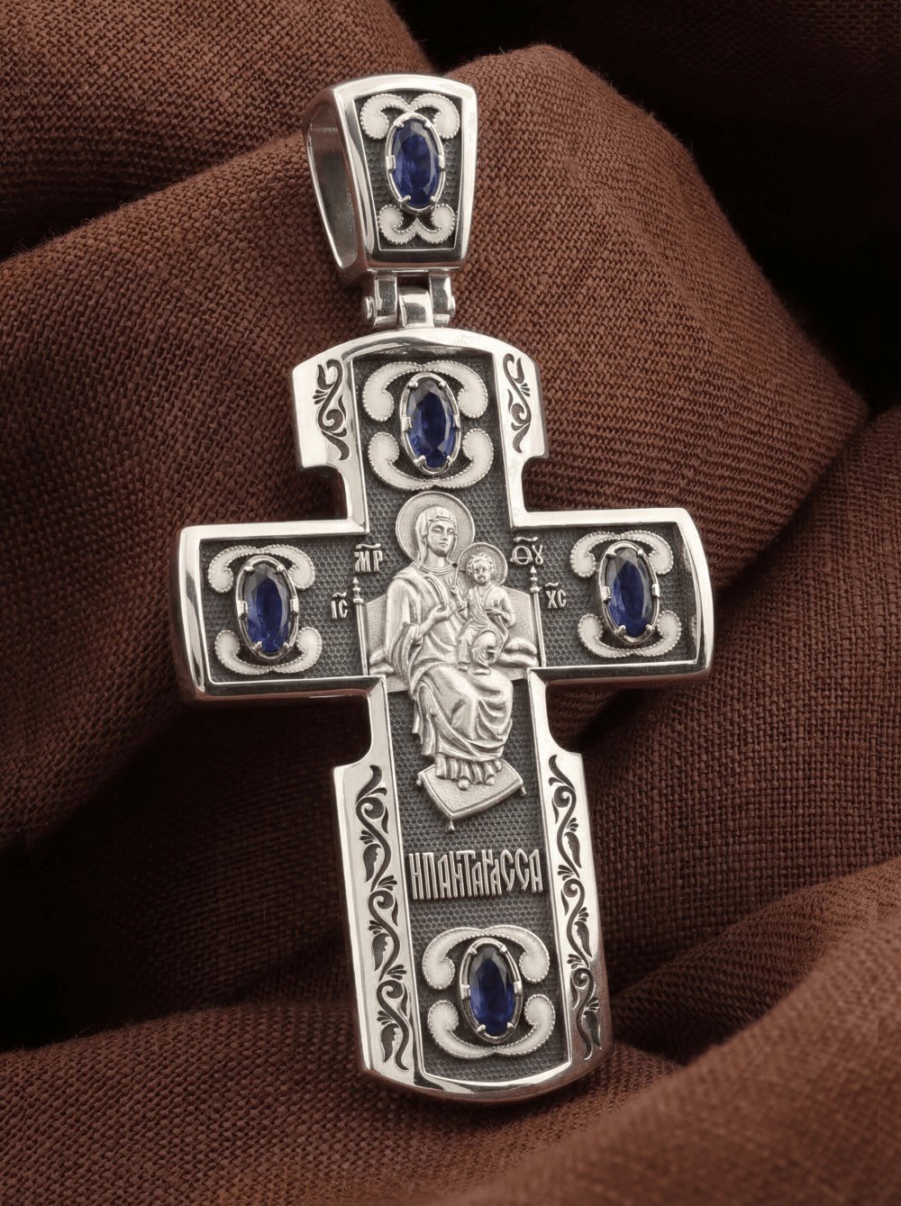 Крест из белого золота c эмаль и сапфиром