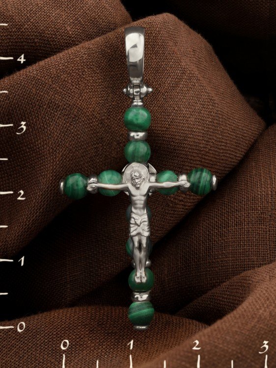 Крест из белого золота c малахитом