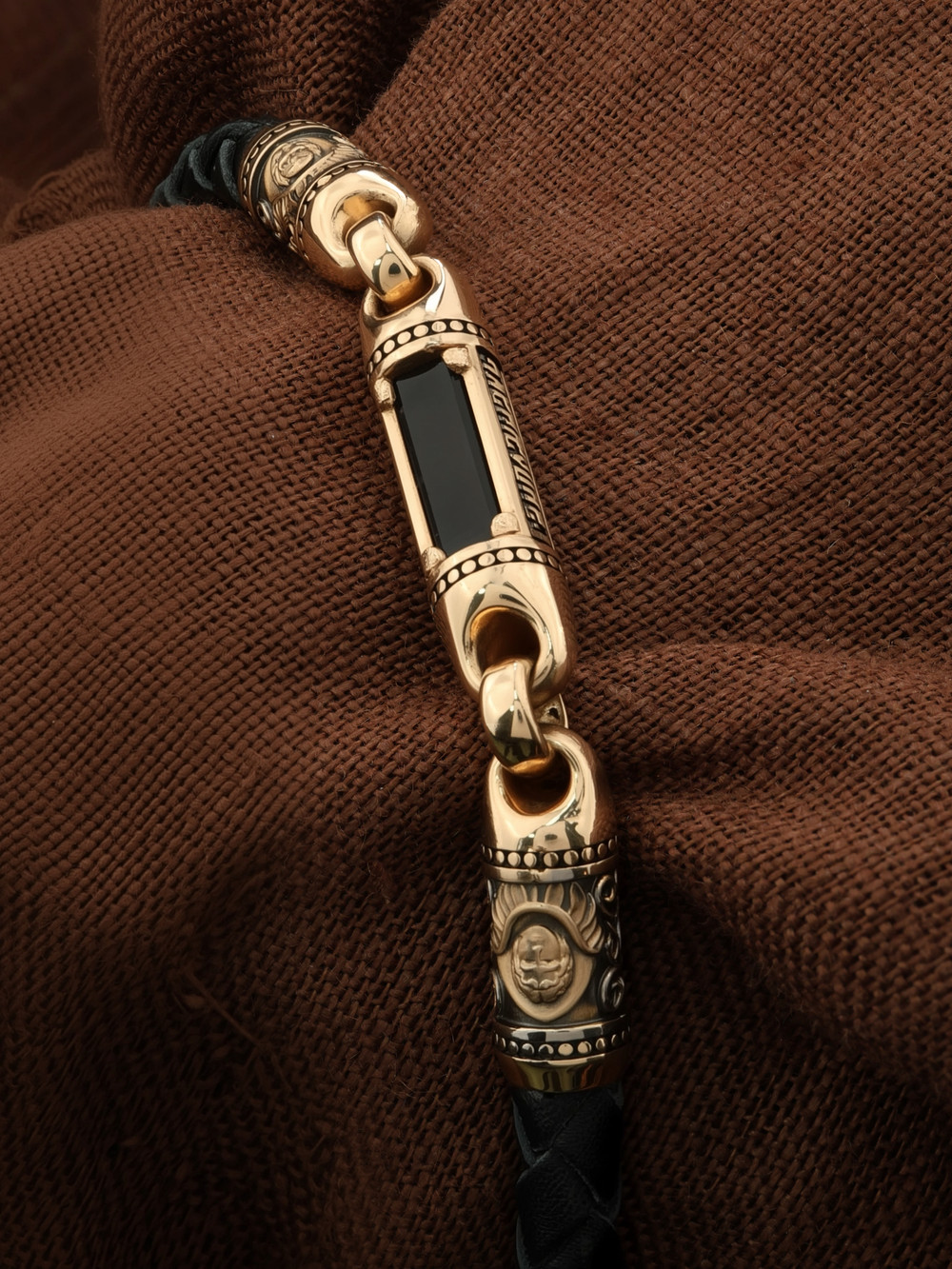 Браслет из золота c кожаным шнурком и ониксом