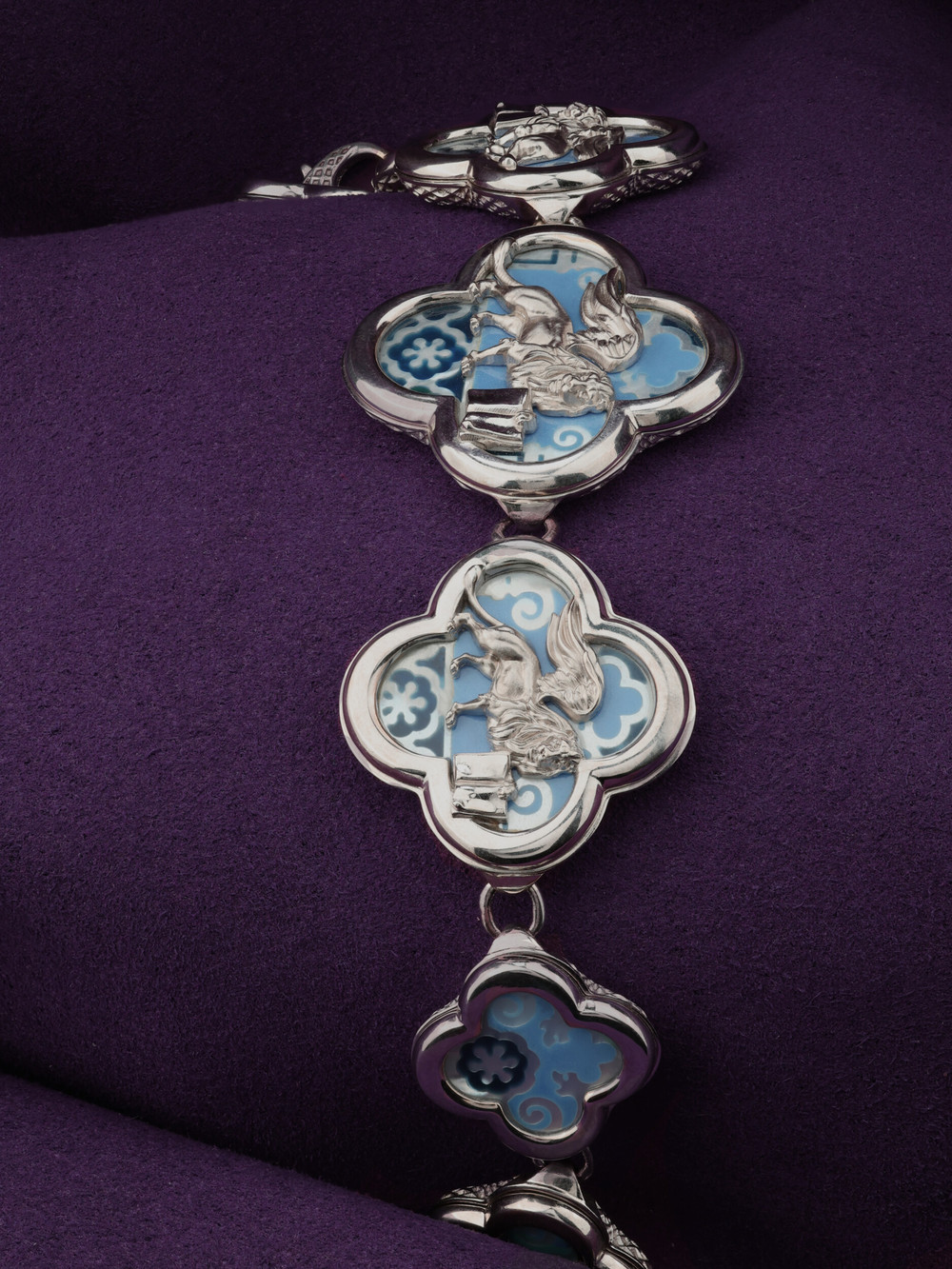 Браслет из белого золота c эмаль , жемчугом и перламутром