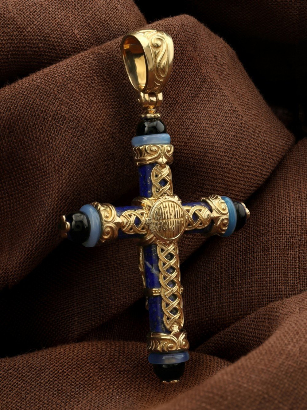 Крест из лимонного золота c ониксом, агатом и лазуритом