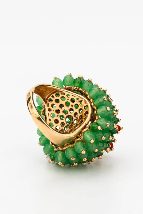 Кольцо из золота c гранатом, хризопразом, изумрудом и кораллом